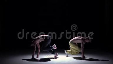 两名<strong>舞者</strong>在黑色、阴影和慢<strong>动作</strong>上表演并开始舞蹈表演
