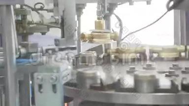 高科技机械设备在工厂操作轮式输送机