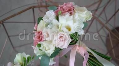 白色和粉红色玫瑰花束。 新娘的婚礼花束。 新人的晨间准备.. 花卉