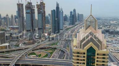 在迪拜，迪拜，阿拉伯联合王国，豪华的迪拜城，从白天到夜晚，看现代化的摩天大楼和繁忙的夜间高速公路