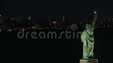 围绕自由女神像和纽约景观旋转