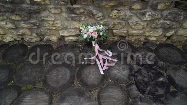 白色和粉红色玫瑰花束。 新娘的婚礼花束。 <strong>新人</strong>的晨间准备.. 花卉