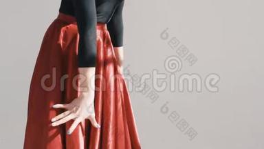 女人穿着一条<strong>飘</strong>舞的红色裙子。 红布<strong>飘</strong>舞。