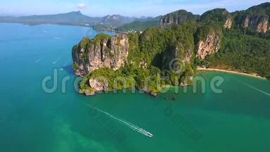 泰国长尾船，<strong>游客</strong>在大山附近航行。 莱利海滩，克拉比，泰国。 <strong>高清</strong>空中慢镜头。