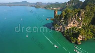 泰国长尾船，游客在大山附近航行。 莱利海滩，克拉比，泰国。 高清空中慢镜头。
