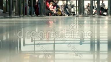 背景：模糊的人在机场散步。 排队注册前台的区域