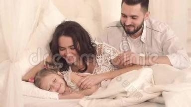 幸福的一家人躺在床上醒来