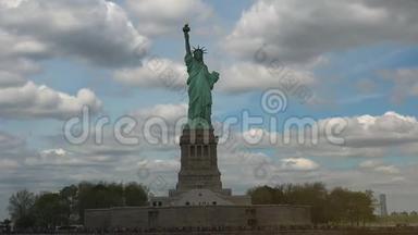 纽约：自由女神像和曼哈顿全景从一艘船上看到，<strong>实时</strong>，超高清4k