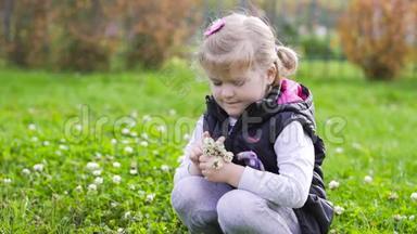 小女孩在草地上采花