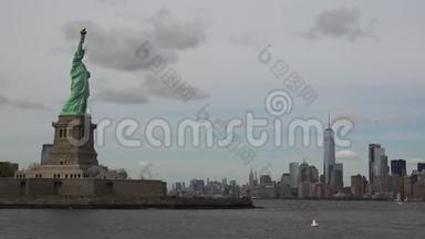 纽约：自由女神像和曼哈顿全景从一艘船上看到，实时，超高清4k