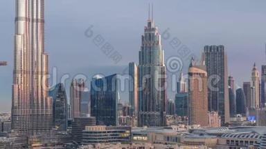 迪拜市中心的天际线夜以继日，从迪拜的顶部可以看到哈利法塔和其他塔的全景