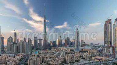<strong>迪拜</strong>市中心的天际线一天到一夜之间，从<strong>迪拜</strong>的顶部可以看到哈利法塔和其他塔的全景