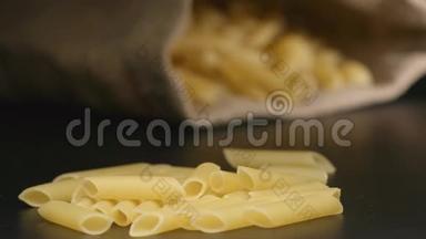 黄色运动：大面食托提利奥尼落在一个躺着的布袋附近