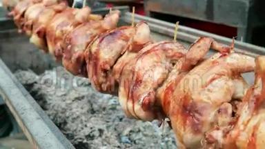 肉鸡，街头美食节，有害的脂肪食物，肉中的脂肪滴落，钉死鸡