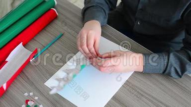 少年男孩用彩纸制作圣诞贺卡