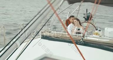 恋爱中的情侣在游艇上放松。 穿着<strong>白色衣服</strong>的男人和女人彼此拥抱，彼此温柔地享受着旅行