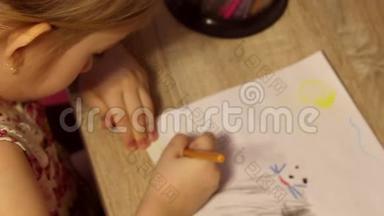 <strong>可爱</strong>的小女孩在桌上用毛毡尖笔和铅笔<strong>画画</strong>。 幼儿绘制俯视图..