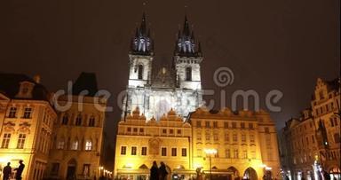 穿过老广场，可以看到教堂、时间推移、布拉格中心广场、布拉格城堡和旧城