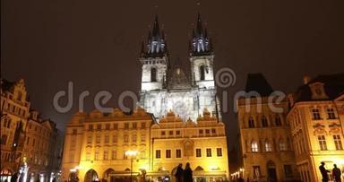 穿过老广场，可以看到教堂、时间推移、布拉格中心广场、布拉格城堡和旧城