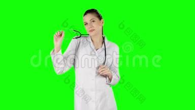 女医生用听诊器跳舞。 绿色屏幕