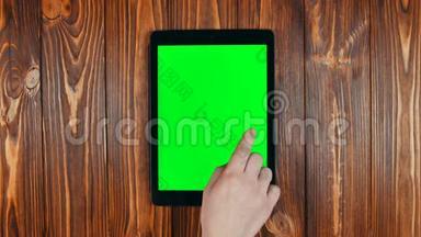 平板绿色屏幕上的<strong>手指滑动</strong>。 正确的手势。