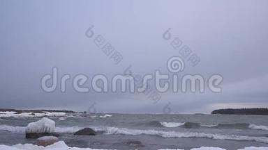风暴般的波罗的海，海浪在冰盖的岩石上<strong>翻滚</strong>