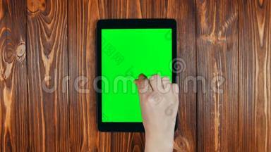 平板绿色屏幕上的<strong>手指滑动</strong>。 放大手势。