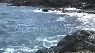 洛基海岸。 光天化日之下海浪撞击岩石