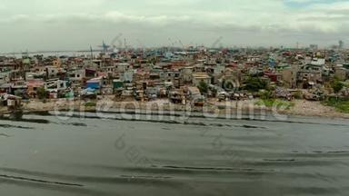 马尼拉的贫民窟，最高的景观。 生活垃圾造成的海洋污染。