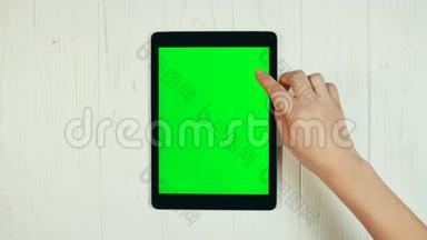 平板绿色屏幕上的手指滑动。 滑向侧面手势。