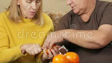 老两口在家<strong>沙发</strong>上吃<strong>水果</strong>。 女人割掉一块柿子，让男人超重。 健康