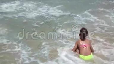 在海沙滩玩耍的儿童，热带异国海上海岸线上的小女孩