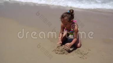 在海沙滩玩耍的儿童，热带异国海<strong>上海</strong>岸线上的<strong>小</strong>女孩