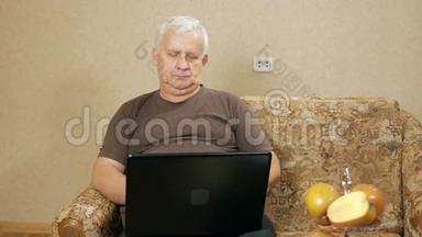 那个在家时在沙发上用笔记本电脑工作的人。 他用双手打字，打字，并仔细检查了一下