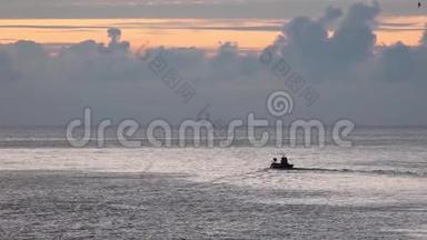 渔船黎明出海.. 地平线上有看起来像山的云。