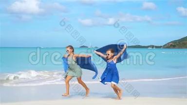 小女孩在热带度假期间用沙滩巾<strong>玩乐</strong>