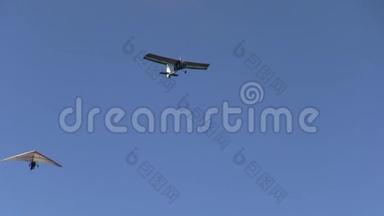动力滑翔机带着悬挂式滑翔机在头顶飞行