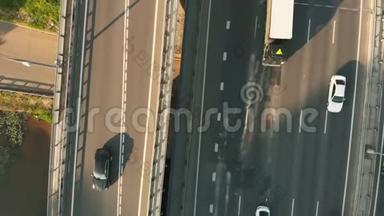 空中无人机在农村高速公路上的场景。 摄像机沿着道路移动。 汽<strong>车</strong>和卡<strong>车</strong>的<strong>俯视</strong>图