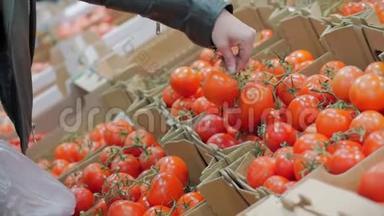 漂亮的年轻漂亮的红发女人在市场上，在<strong>超市</strong>里买食物、<strong>水果</strong>、西红柿。 女孩选择