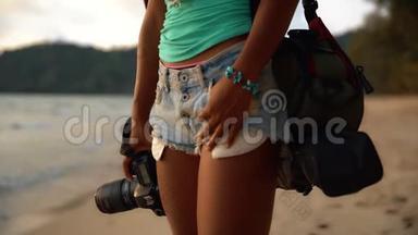 <strong>暑假</strong>，<strong>旅游</strong>和生活方式概念：带相机的无忧无虑的女人在热带海滩享受日落