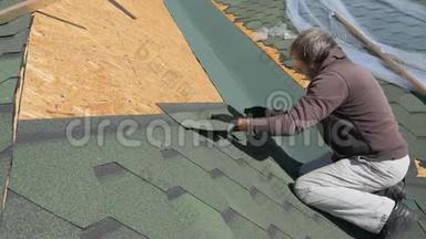 光滑的屋顶。 住宅房屋屋顶修缮.. 安装软瓷砖。 部分<strong>替换</strong>