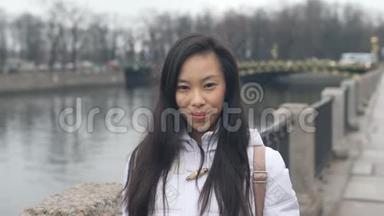 亚洲青年妇女城市幸福肖像