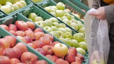 漂亮的年轻漂亮的红发女人在市场上，在超市里买食物、水果、苹果。 女孩选择