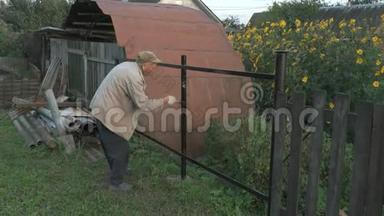 70多岁的老人用黑色油漆<strong>铁栅栏</strong>