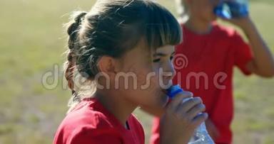 女孩在新兵<strong>训练营</strong>喝水