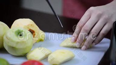切<strong>苹果切片</strong>。 厨师在厨房的木板上切健康的<strong>苹果</strong>。