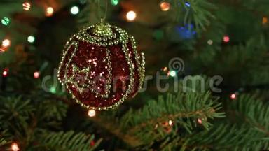 一棵神奇的圣诞树，上面有球、丝带和花环，颜色模糊，蓝色闪闪发亮，仙女和闪闪发光