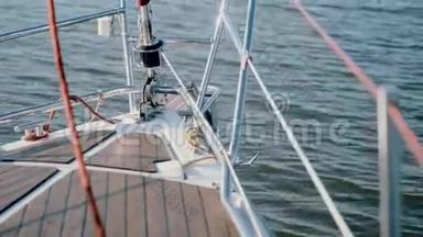 帆船<strong>鼻部</strong>的特写镜头穿过水面。 在阳光明媚的日子里在公海上迎风航行。