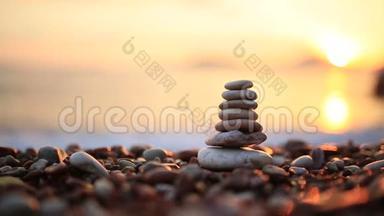 平衡海滩上<strong>的</strong>石头。 <strong>心灵的</strong>平静。 平衡生活。 会不会