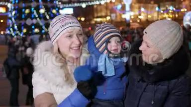 幸福的家庭在<strong>城</strong>镇广场庆祝新年。 每个人都看着相机微笑。 <strong>背景</strong>是